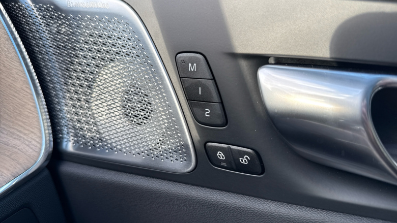 Volvo XC60 2.0 T8 [455] PHEV Ultra Dark 5dr AWD Geartronic Estate